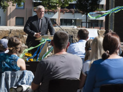 Schulleiter Marcus Krettek begrüßt die Gäste
