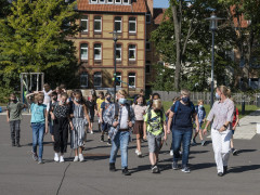 Frau Mühe führt ihre 5b zum neuen Klassenraum