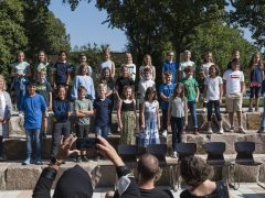 Die Klassenfotos wurden auf der Steintreppe gemacht (hier die 5a)