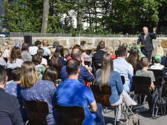 Einschulung bei sommerlichem Wetter auf dem Schulhof des SHG