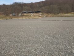 Blick über den ehemaligen Appellplatz auf Baracke