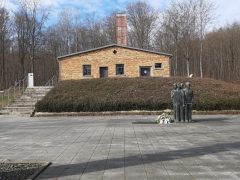 Gedenkplatz vor dem Krematorium