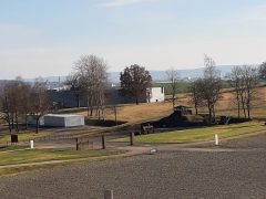 Blick über den Appellplatz zum heutigen Museum