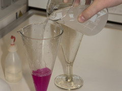Aus rot mach weiß - chemische Experimente