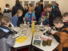 Mikroskopieren im neuen Biologieraum