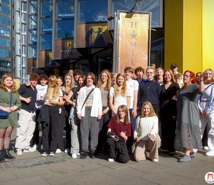 Vor dem Stadttheater Hamburg