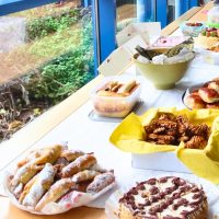 Die kulinarischen Köstlichkeiten kommen aus den Elternhäusern der DaZ-Schüler:innen.