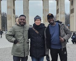 Fanuel Ambroce.Kurt Rausch.Joseph Shani vor dem Brandenburger Tor