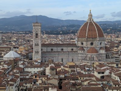 Dom mit Glockenturm und Baptisterium (von rechts nach links)
